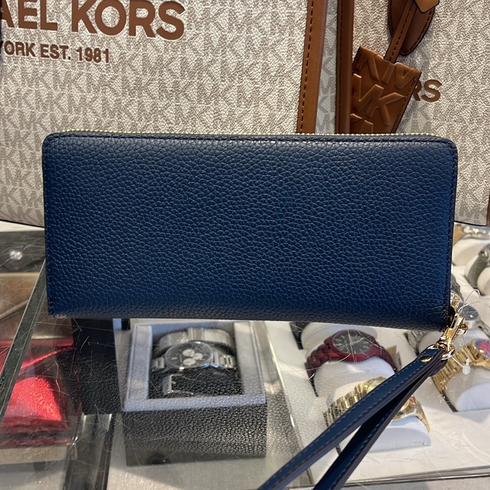 MICHAEL KORS LARGE TRAVEL CONTINENTAL WRISTLET WALLET NAVY BLUE COLOR
NWT - Picture 6 of 16